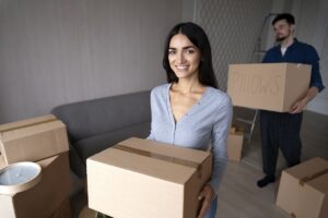 Transporte de itens frágeis: como proteger seus objetos 4 Casal se mudando para sua nova casa